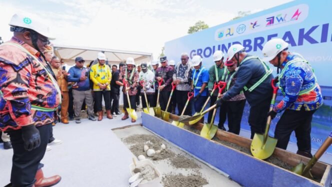 
Gubernur Papua Tengah, Meki Nawipa dalam momen peletakan batu pertama pembangunan Pusat Pemerintahan Papua Tengah. Foto: Humas Pemprov Papua Tengah. 