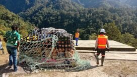 Barang-barang kebutuhan Natal
masyarakat tiga kampung tiba di salah satu
helipad tujuan, sebelum didistribusikan
kepada masyarakat. (Foto: Corcom Freeport Indonesia) 