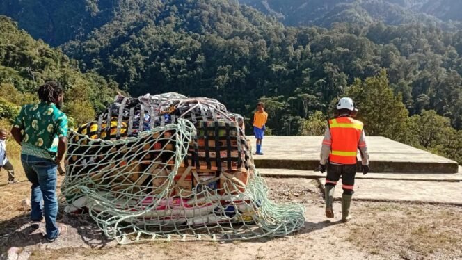 
Barang-barang kebutuhan Natal
masyarakat tiga kampung tiba di salah satu
helipad tujuan, sebelum didistribusikan
kepada masyarakat. (Foto: Corcom Freeport Indonesia) 