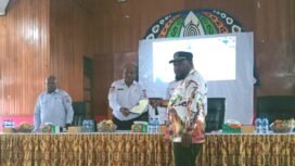 Ketua Fraksi kelompok khusus DPR Papua Tengah, Donatus Mote saat menerima Aspirasi Masyarakat Kabupaten Deiyai Dalam Reses. (Foto:Ist)