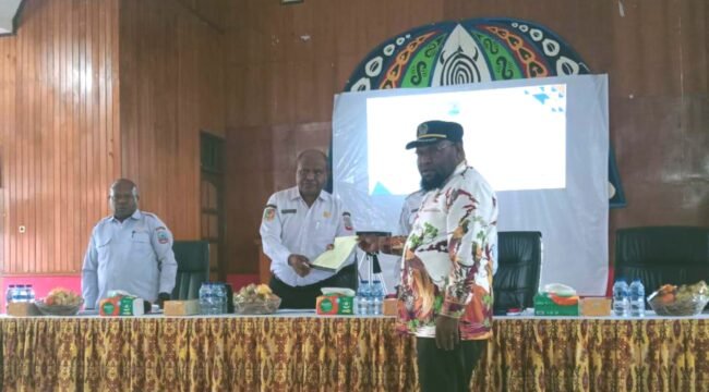 Ketua Fraksi kelompok khusus DPR Papua Tengah, Donatus Mote saat menerima Aspirasi Masyarakat Kabupaten Deiyai Dalam Reses. (Foto:Ist)