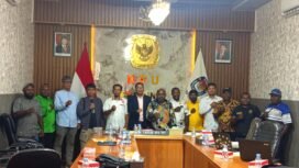 Foto bersama Anggota KPU Papua Tengah dan Pimpinan Parpol usai rapat koordinasi pemutahiran data. (Foto: Edwin Rumanasen/sasagupapua)