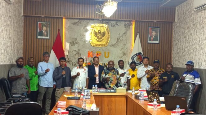 
Foto bersama Anggota KPU Papua Tengah dan Pimpinan Parpol usai rapat koordinasi pemutahiran data. (Foto: Edwin Rumanasen/sasagupapua)