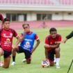 Skuad Mutiara Hitam saat menjalani latihan jelang laga kontra Persela Lamongan di stadion Lukas Enembe, Sabtu (27/12/2025). Foto: Media Officer Persipura 