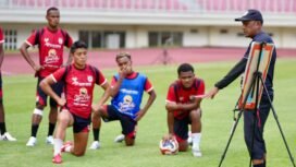 Skuad Mutiara Hitam saat menjalani latihan jelang laga kontra Persela Lamongan di stadion Lukas Enembe, Sabtu (27/12/2025). Foto: Media Officer Persipura 