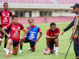 Skuad Mutiara Hitam saat menjalani latihan jelang laga kontra Persela Lamongan di stadion Lukas Enembe, Sabtu (27/12/2025). Foto: Media Officer Persipura 
