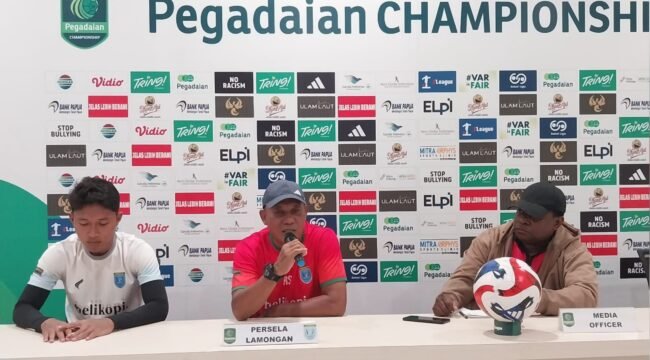 Pelatih Persela Lamongan dan Pemainnya saat press conference sehari jelang laga kontra Persipura Jayapura di stadion Lukas Enembe. (Foto: Media Officer Persipura)
