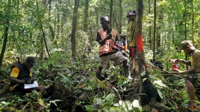 
Masyarakat adat Knasaimos, Sorsel. (Foto: Ewil Woloin)