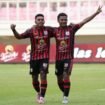 Pemain Persipura, Kelly Sroyer bersama Ramai Rumakiek saat merayakan gol ke gawang Deltras Sidoarjo dalam lanjutan Pegadaian Championship di stadion Lukas Enembe. (Foto: Media Officer Persipura)