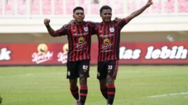 Pemain Persipura, Kelly Sroyer bersama Ramai Rumakiek saat merayakan gol ke gawang Deltras Sidoarjo dalam lanjutan Pegadaian Championship di stadion Lukas Enembe. (Foto: Media Officer Persipura)