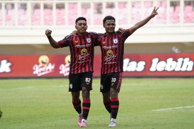 
Pemain Persipura, Kelly Sroyer bersama Ramai Rumakiek saat merayakan gol ke gawang Deltras Sidoarjo dalam lanjutan Pegadaian Championship di stadion Lukas Enembe. (Foto: Media Officer Persipura)