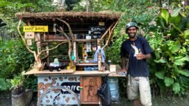 Tinus Wetipo dan Gerobak miliknya untuk berjualan kopi keliling. (Foto: Tinus Wetipo for Sasagupapua.com) 