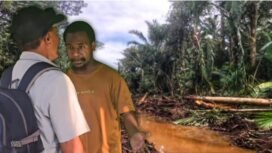 Ambo Klagilit (baju coklat) saat berbicara dengan seorang utusan dari perusahaan sawit. 