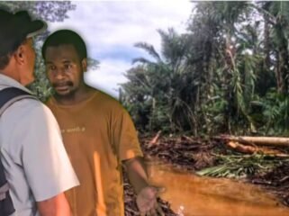 Ambo Klagilit (baju coklat) saat berbicara dengan seorang utusan dari perusahaan sawit. 