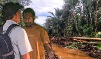 Ambo Klagilit (baju coklat) saat berbicara dengan seorang utusan dari perusahaan sawit. 