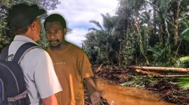 Ambo Klagilit (baju coklat) saat berbicara dengan seorang utusan dari perusahaan sawit. 