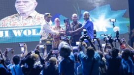 Momen penganugerahan noken pers dalam kegiatan Festival Media se-Tanah Papua di Nabire, Thontji Wolas menjadi salah satu penerima penghargaan bergengsi itu. (Foto: Tim Dokumentasi Fesmed ke-1 se-Tanah Papua)