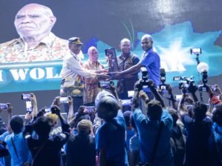 Momen penganugerahan noken pers dalam kegiatan Festival Media se-Tanah Papua di Nabire, Thontji Wolas menjadi salah satu penerima penghargaan bergengsi itu. (Foto: Tim Dokumentasi Fesmed ke-1 se-Tanah Papua)