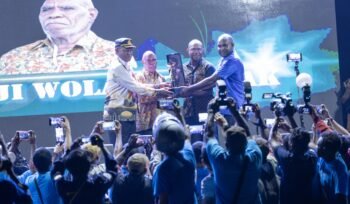 Momen penganugerahan noken pers dalam kegiatan Festival Media se-Tanah Papua di Nabire, Thontji Wolas menjadi salah satu penerima penghargaan bergengsi itu. (Foto: Tim Dokumentasi Fesmed ke-1 se-Tanah Papua)