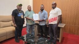 Ketua KONI Papua Tengah, Yosua Tipagau saat menyerahkan SK menunjukan Karateker KONI Papua Tengah. (Foto: Istimewa) 