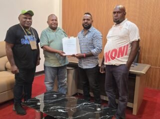 Ketua KONI Papua Tengah, Yosua Tipagau saat menyerahkan SK menunjukan Karateker KONI Papua Tengah. (Foto: Istimewa) 