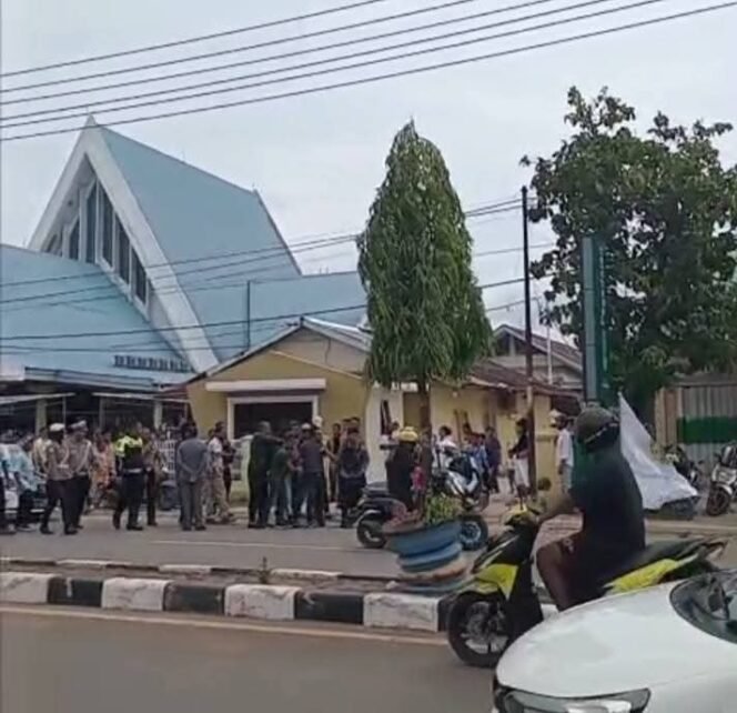 
Suasana di depan Gereja Katedral Santo Fransiskus Xaverius Merauke. (Capture video amatir)