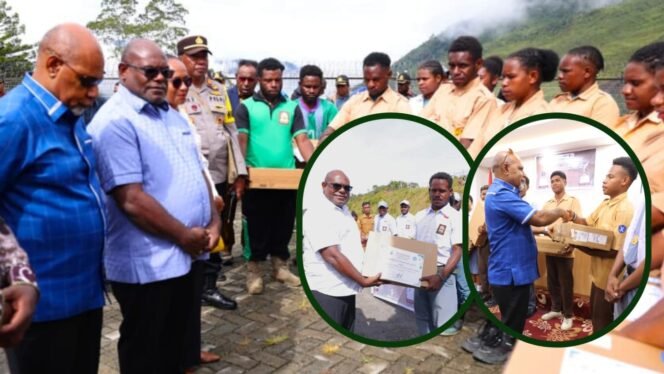 
Rangkaian pemberian laptop di Papua Tengah. 