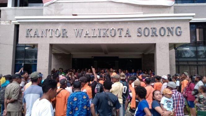 
Momen aksi yang dilakukan oleh petugas kebersihan pada tahun lalu. Foto: Istimewa