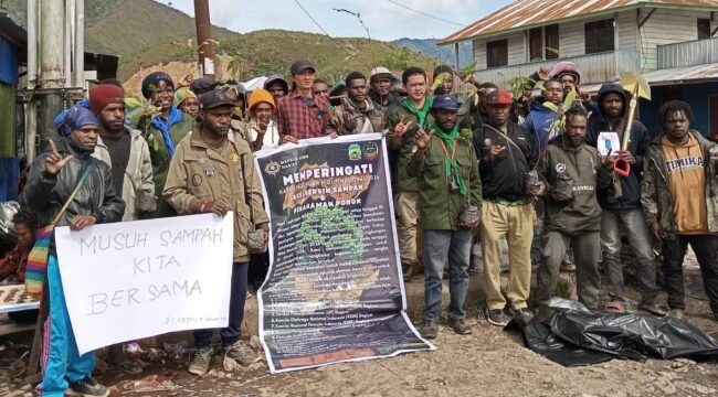 Tim Mapala USWIM Nabire saat berfoto bersama dalam momen hari lingkungan hidup. (Foto: Dok USWIM Nabire)