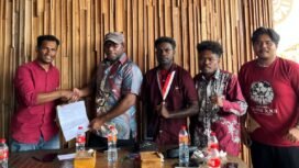 Kepala Distrik Mimika Barat Jauh, Ever Kukuareyau saat bertemu dengan perwakilan GMNI Cabang Mimika. (Foto: Victoriani Olvaga/Sasagupapua.com)