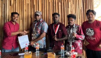 Kepala Distrik Mimika Barat Jauh, Ever Kukuareyau saat bertemu dengan perwakilan GMNI Cabang Mimika. (Foto: Victoriani Olvaga/Sasagupapua.com)