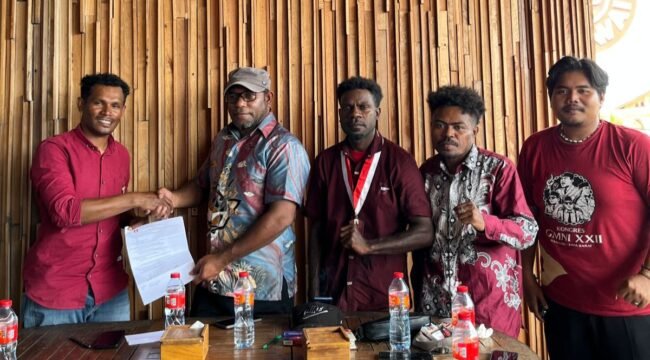 Kepala Distrik Mimika Barat Jauh, Ever Kukuareyau saat bertemu dengan perwakilan GMNI Cabang Mimika. (Foto: Victoriani Olvaga/Sasagupapua.com)