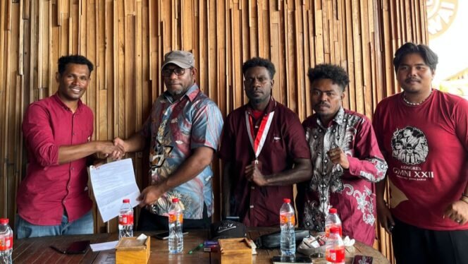 
Kepala Distrik Mimika Barat Jauh, Ever Kukuareyau saat bertemu dengan perwakilan GMNI Cabang Mimika. (Foto: Victoriani Olvaga/Sasagupapua.com)