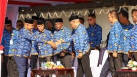 Wakil Gubernur Papua Tengah, Deinas Geley saat berjabat tangan dengan para pejabat Pemprov Papua Tengah dalam momen apel gabungan di Lapangan Bandara Lama Papua Tengah, Senin (19/1/2026). Foto: Humas Pemprov Papua Tengah.