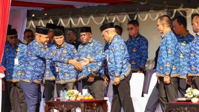 
Wakil Gubernur Papua Tengah, Deinas Geley saat berjabat tangan dengan para pejabat Pemprov Papua Tengah dalam momen apel gabungan di Lapangan Bandara Lama Papua Tengah, Senin (19/1/2026). Foto: Humas Pemprov Papua Tengah.