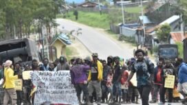 massa yang tergabung dalam Solidaritas Mahasiswa-Mahasiswi Paniai Se-Indonesia (SMI-KP) saat melakukan aksi di Paniai. (Foto: Istimewa)