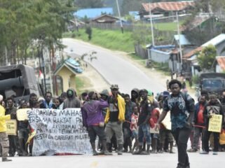 massa yang tergabung dalam Solidaritas Mahasiswa-Mahasiswi Paniai Se-Indonesia (SMI-KP) saat melakukan aksi di Paniai. (Foto: Istimewa)