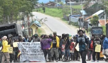 massa yang tergabung dalam Solidaritas Mahasiswa-Mahasiswi Paniai Se-Indonesia (SMI-KP) saat melakukan aksi di Paniai. (Foto: Istimewa)