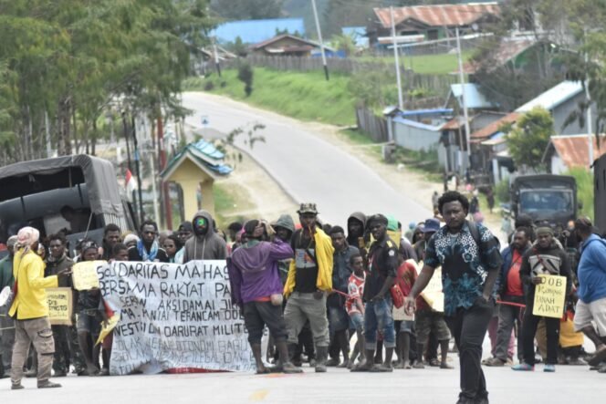 
massa yang tergabung dalam Solidaritas Mahasiswa-Mahasiswi Paniai Se-Indonesia (SMI-KP) saat melakukan aksi di Paniai. (Foto: Istimewa)