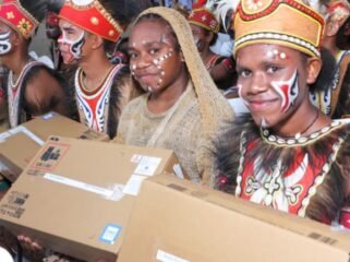 Senyuman Para Pelajar saat usai menerima Laptop dari Gubernur Papua Tengah, Rabu (21/1/2026). Foto: Humas Pemprov Papua Tengah.  