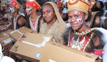 Senyuman Para Pelajar saat usai menerima Laptop dari Gubernur Papua Tengah, Rabu (21/1/2026). Foto: Humas Pemprov Papua Tengah.  