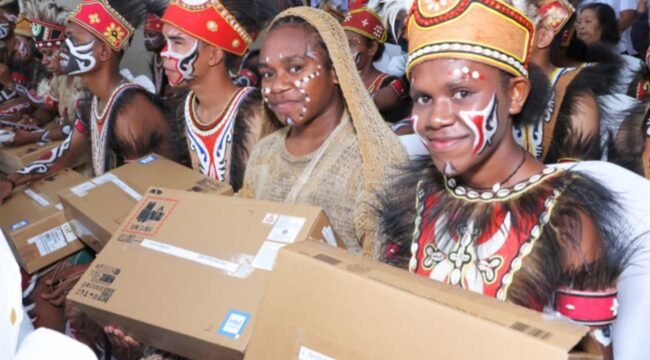 Senyuman Para Pelajar saat usai menerima Laptop dari Gubernur Papua Tengah, Rabu (21/1/2026). Foto: Humas Pemprov Papua Tengah.  
