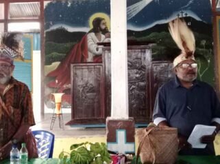 Suasana musyawarah adat di Kabupaten Supiori, Papua. Dokumentasi AMAN