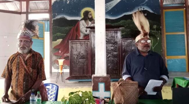 Suasana musyawarah adat di Kabupaten Supiori, Papua. Dokumentasi AMAN