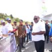 Gubernur Papua Tengah, Meki Nawipa dan Wakil Gubernur Papua Tengah, Deinas Geley dalam momen penyerahan laptop di Intan Jaya. (Foto: Humas Pemprov Papua Tengah)