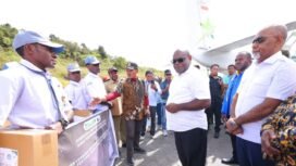 Gubernur Papua Tengah, Meki Nawipa dan Wakil Gubernur Papua Tengah, Deinas Geley dalam momen penyerahan laptop di Intan Jaya. (Foto: Humas Pemprov Papua Tengah)