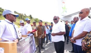 Gubernur Papua Tengah, Meki Nawipa dan Wakil Gubernur Papua Tengah, Deinas Geley dalam momen penyerahan laptop di Intan Jaya. (Foto: Humas Pemprov Papua Tengah)