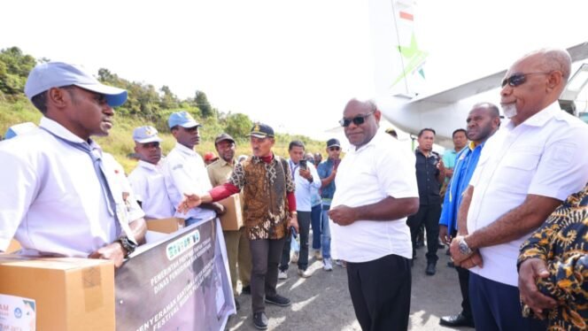 
Gubernur Papua Tengah, Meki Nawipa dan Wakil Gubernur Papua Tengah, Deinas Geley dalam momen penyerahan laptop di Intan Jaya. (Foto: Humas Pemprov Papua Tengah)