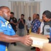 Ketua DPD 1 KNPI Papua Tengah ketika mendapatkan kesempatan menyerahkan laptop kepada para siswa di Paniai, Jumat (24/1/2026). Foto: Humas Pemprov Papua Tengah.
