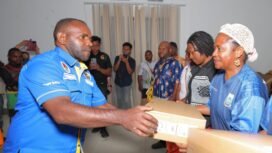 Ketua DPD 1 KNPI Papua Tengah ketika mendapatkan kesempatan menyerahkan laptop kepada para siswa di Paniai, Jumat (24/1/2026). Foto: Humas Pemprov Papua Tengah.
